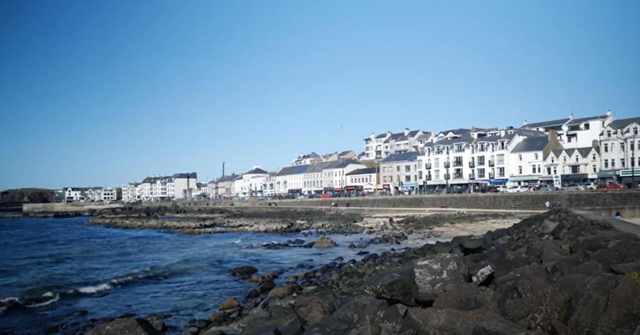 Enfield Street House Behind Portstewart Promenade With Partial Sea View From Front 3 Bed Sleeps 7 Villa Exterior photo