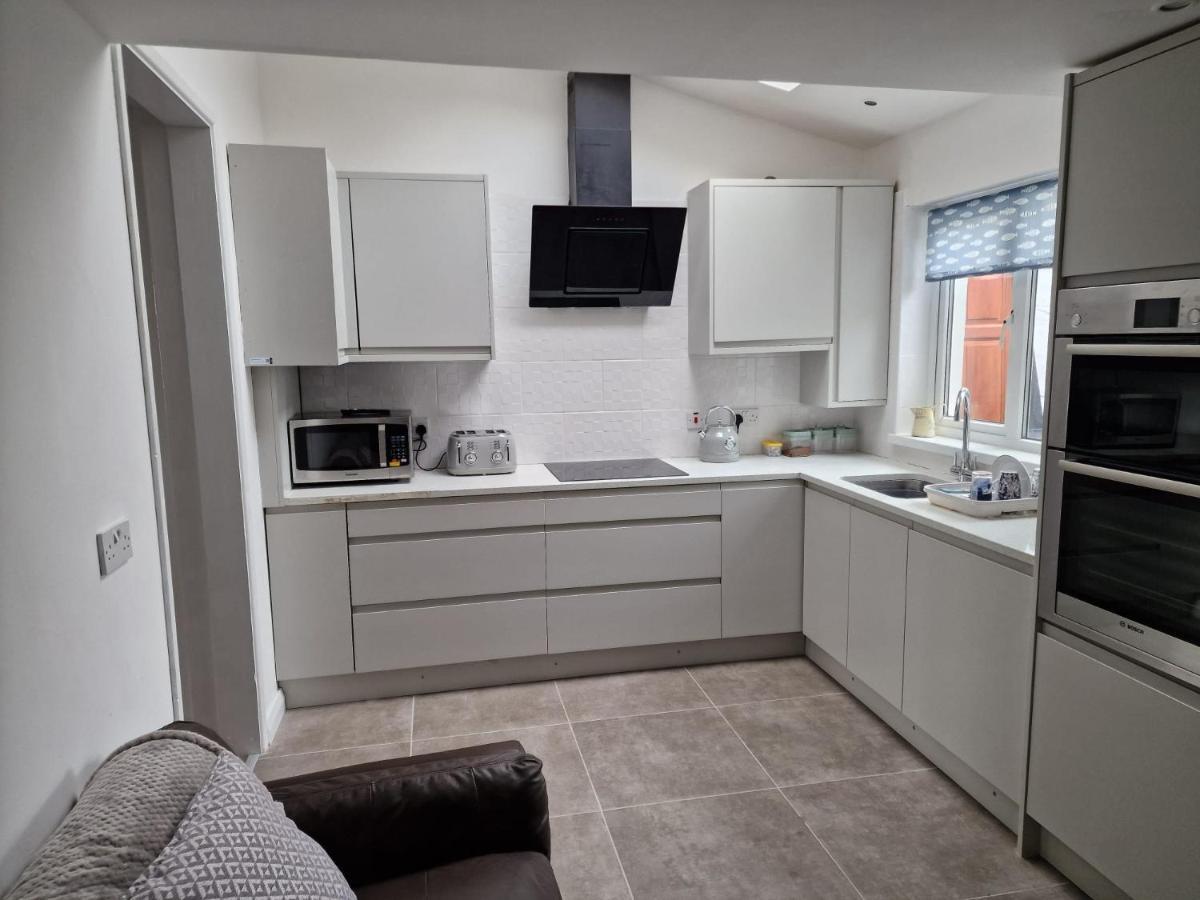 Enfield Street House Behind Portstewart Promenade With Partial Sea View From Front 3 Bed Sleeps 7 Villa Exterior photo